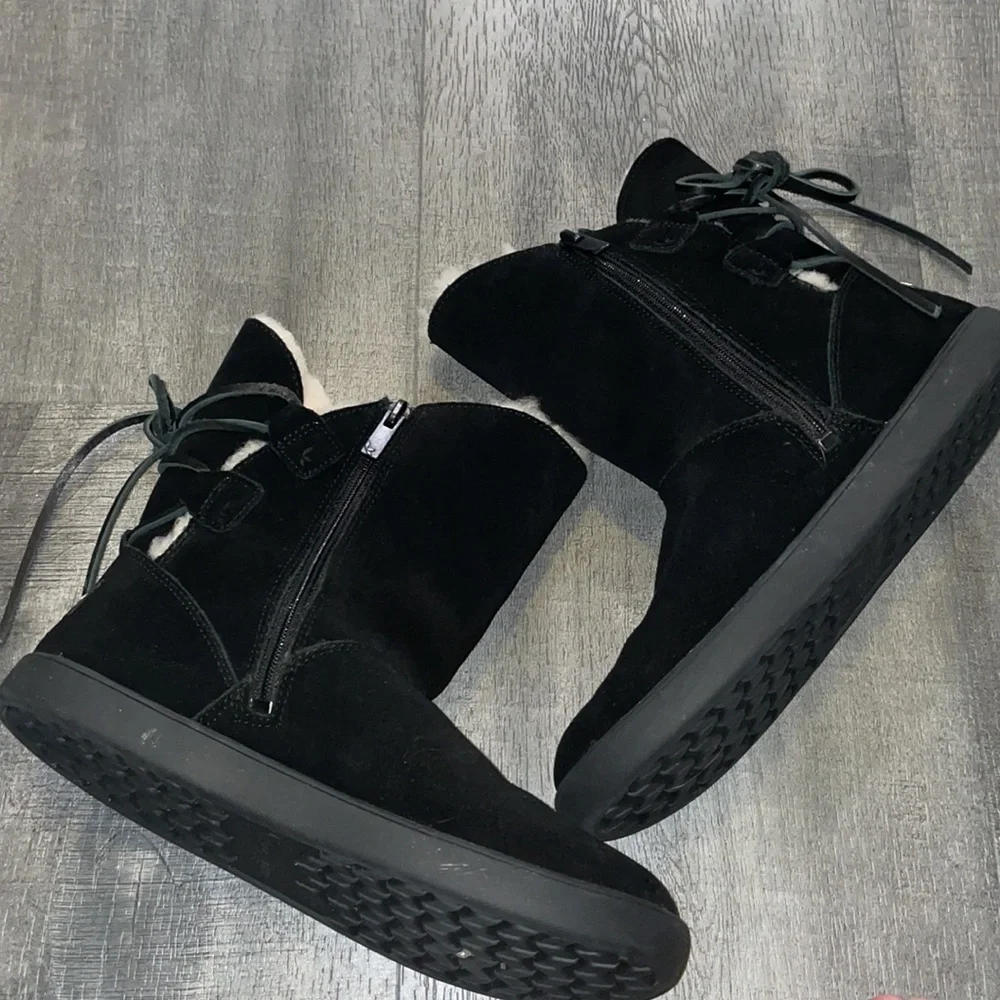 UGG black shazi short lined women’s boots size 6
